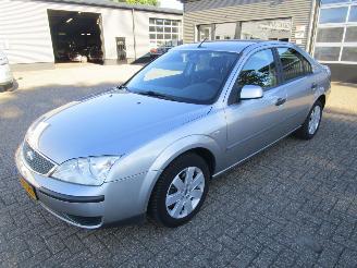Salvage car Ford Mondeo 1.8-16V AMBIETE 5drs 2005/2