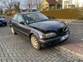 Voiture accidenté BMW 3-serie 3181 sedan 2002/8
