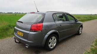 Damaged car Opel Signum 2.2 16v Automaat Cosmo Navigatie  Airco   2005 5drs 2005/6