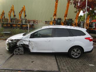 uszkodzony samochody osobowe Ford Focus 1.0 ecoboost 92kW E5 2014/5