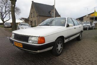 uszkodzony samochody osobowe Audi 100 5 CILINDER BENZINE AIRCO 1984/2