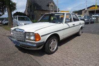 rozbiórka samochody osobowe Mercedes 200-300D 200 DIESEL 123 TYPE SEDAN 1977/4