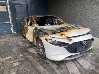 uszkodzony samochody osobowe Mazda 3 2.0 Benzine Hybride 2020/1