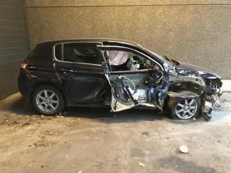 Damaged car Peugeot 308  2016/3
