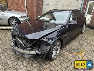 krockskadad bil bromfiets BMW 5-serie 530D 2011/1